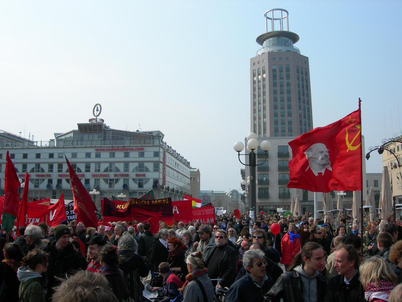 Kommunistisk 1. maj-demonstration på Medborgarplatsen, Stockholm, Sverige. 2006.