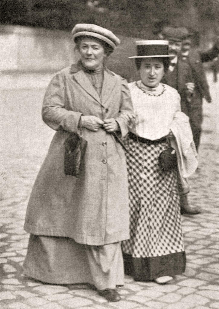 Clara Zetkin (til venstre) og Rosa Luxemburg på vej til SPD's kongres. Magdeburg, 1910