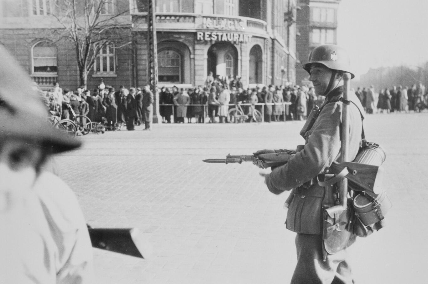 Tysk barrikade på Østerbrogade (Østerport Station) i København den 9. april 1940