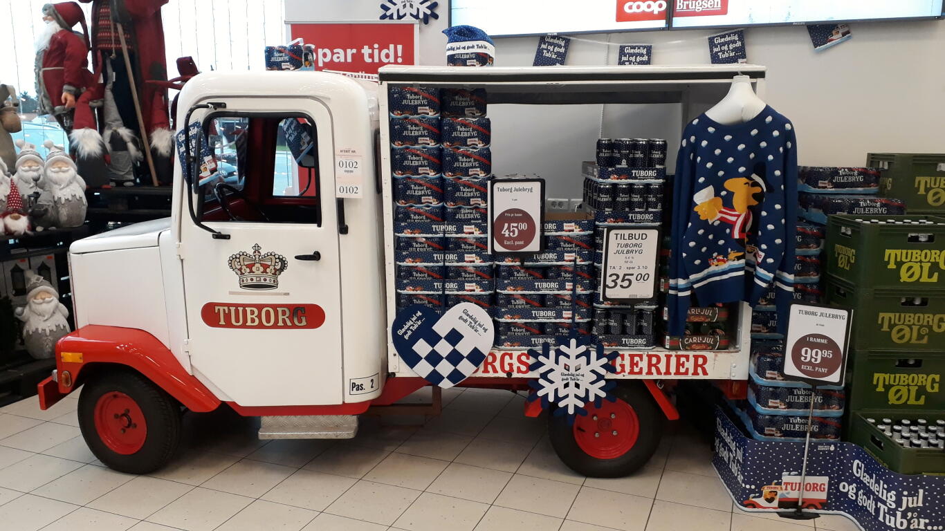 Juleøl (Tuborg Julebryg) reklameinstallation i en lokal butik i Danmark