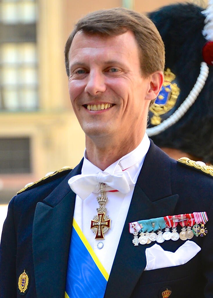 Prins Joachim av Danmark på väg in till slottskyrkan på Kungliga slottet i Stockholm inför vigseln mellan prinsessan Madeleine och Christopher O’Neill den 8 juni 2013.