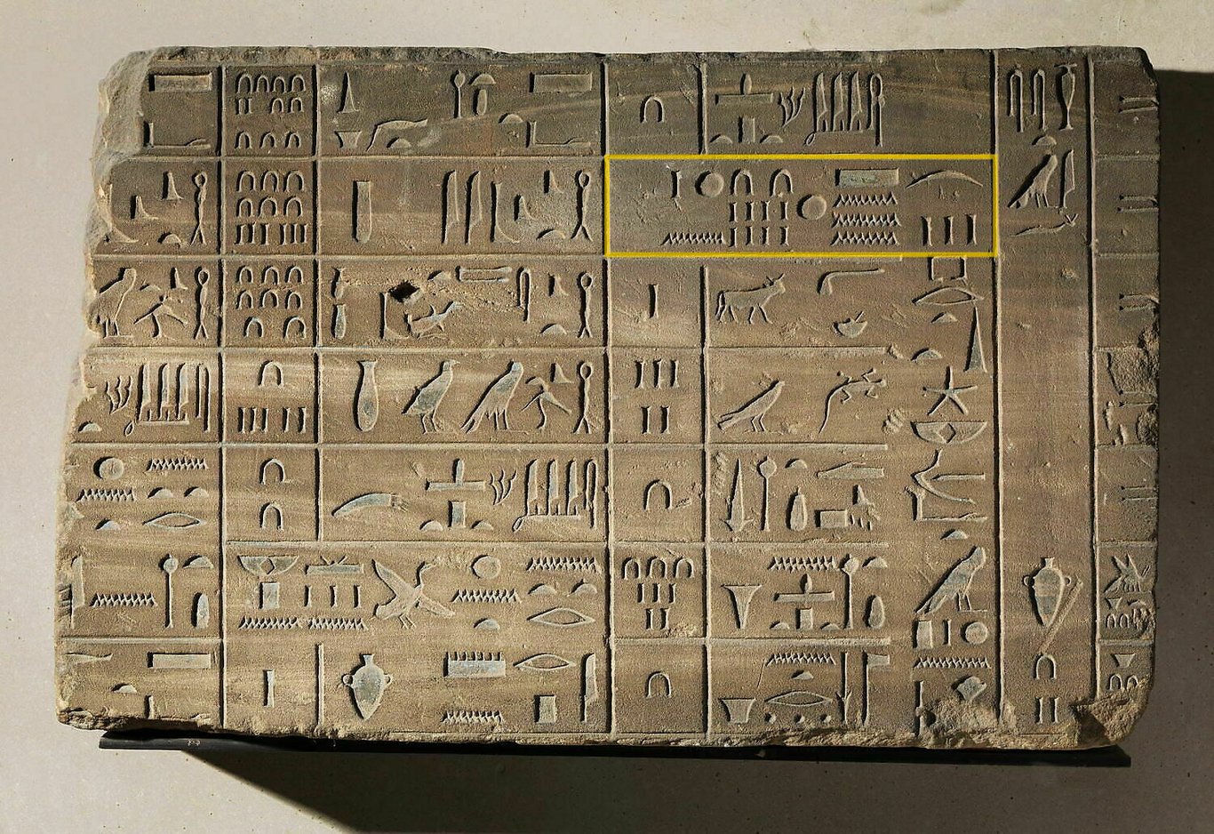 Le "calendrier d'Elephantine" conservé au Louvre et découvert au siècle dernier par l'égyptologue français Auguste Mariette. L'inscription encadrée mentionne une date de réapparition de Sothis (Sirius) : 3e mois de la saison des moissons, 28e jour.