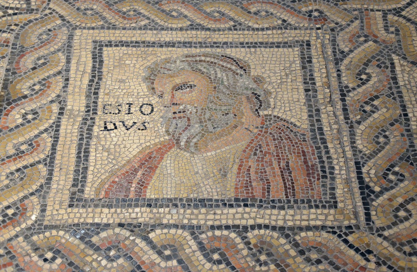 Mosaïque du IIIe siècle après J.-C., découverte à Augusta Treverorum (Trier, Allemagne). On y voit le terme Esiodus inscrit.