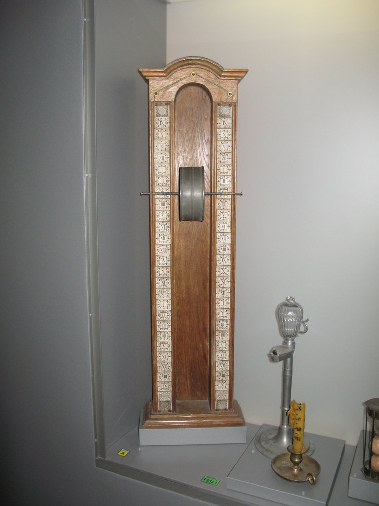 Clepsydre à tambour marquée "Oméga", vers 1825, musée du Locle en Suisse