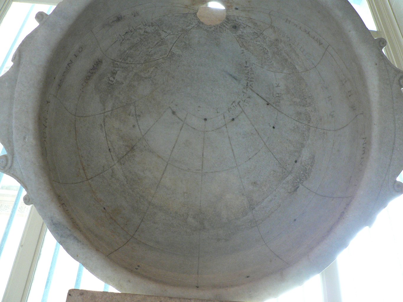 Photo d'un scaphé à oeilleton, le scaphé (ou scaphè) de Carthage.
