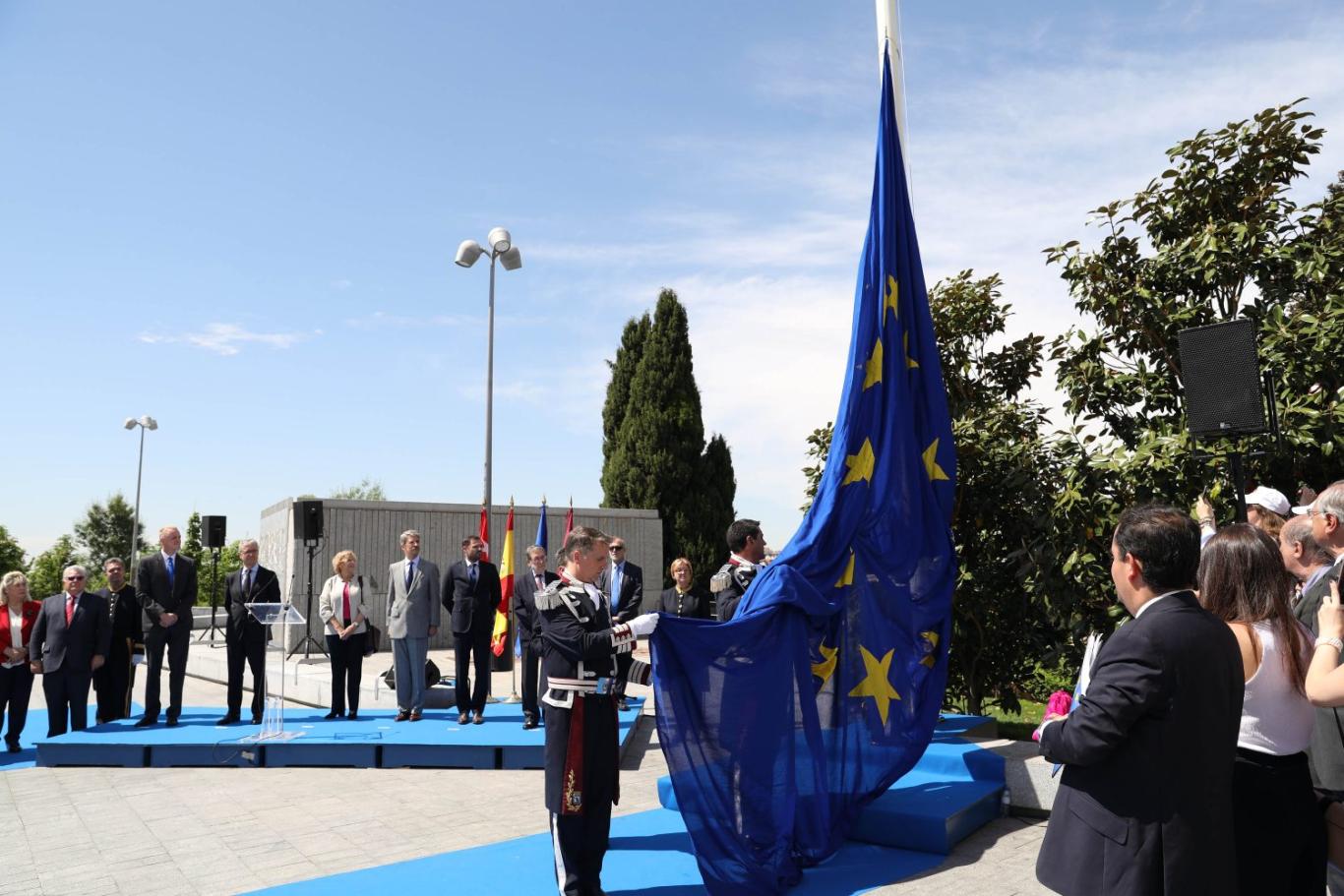 La alcaldesa de Madrid, Manuela Carmena, ha intervenido en la celebración del Día de Europa, que se conmemora cada 9 de mayo en la Unión Europea en recuerdo a la denominada declaración Schuman, en la que el ministro francés de Exteriores, Robert Schuman, dio en 1950 el primer paso para la integración de los Estados europeos. Hace 60 años fue firmado el Tratado de Roma en el que se sentaban las bases de la UE, que es la efeméride que hoy se recuerda.
En el acto de hoy han participado también Eugenio Nasarre, presidente del Consejo Federal del Movimiento Europeo; Jürgen Foecking, representante de la Comisión Europea en España; Kurt Vella-Fondé, primer secretario y cónsul de la Embajada de Malta; José Pascual Marco, director general de Asuntos Generales de la UE del Ministerio de Asuntos Exteriores y de Cooperación; Ignacio Salafranca, eurodiputado y vicepresidente del Movimiento Europeo de España, y la alcaldesa de Madrid.