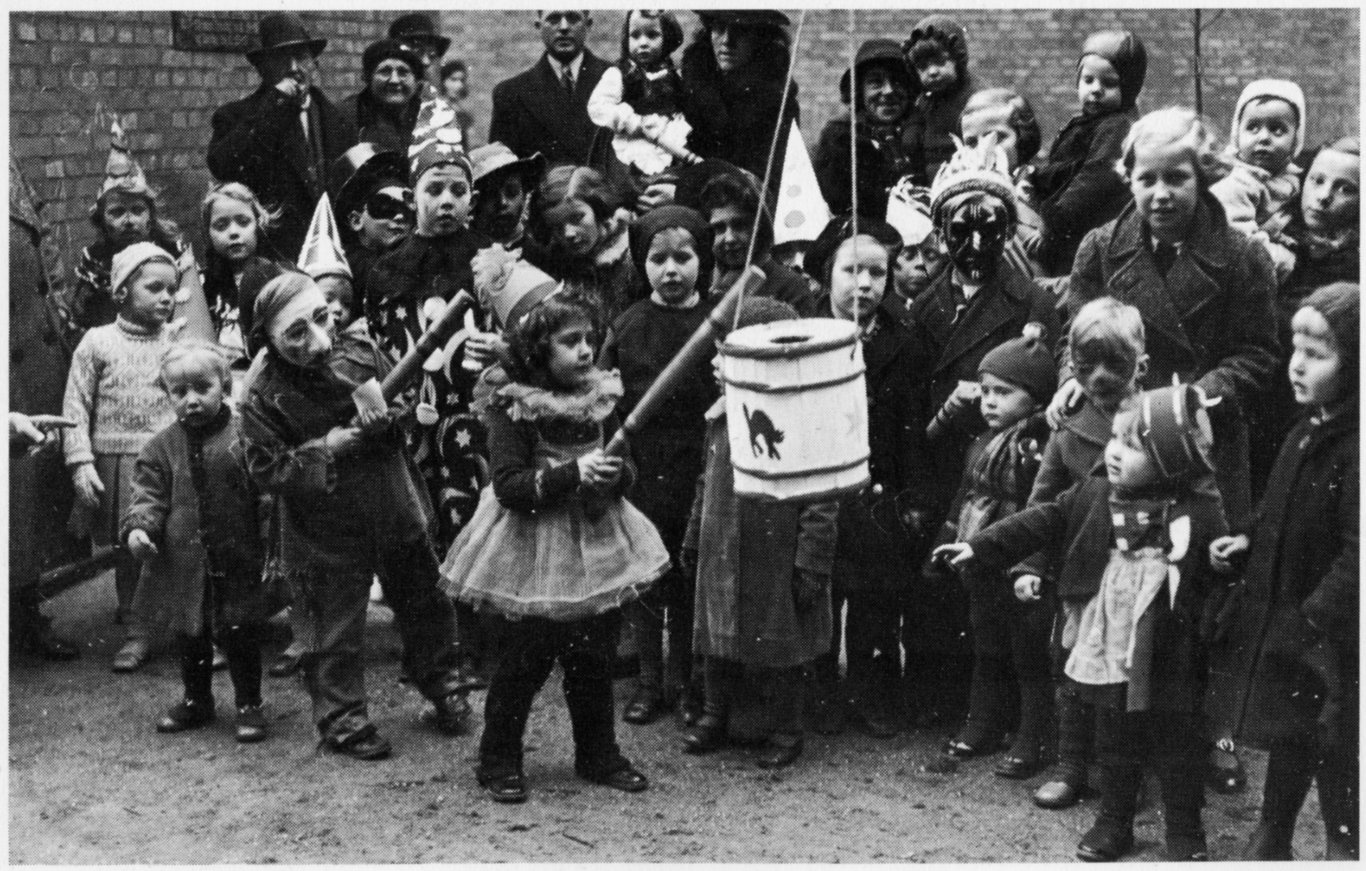 Lars Møller: Da vi var børn Bind 1 1925-1940 (Københavns Bogforlag 1987) - Det Kongelige Biblioteks Billedsamling