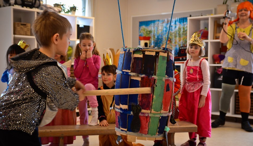 Børnene i børnehaven Mågevænget slår katten af tønden til fastelavn.