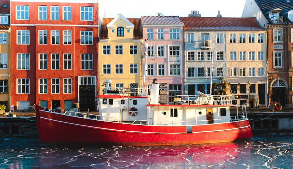 En båd i den frosne kanal i februar.