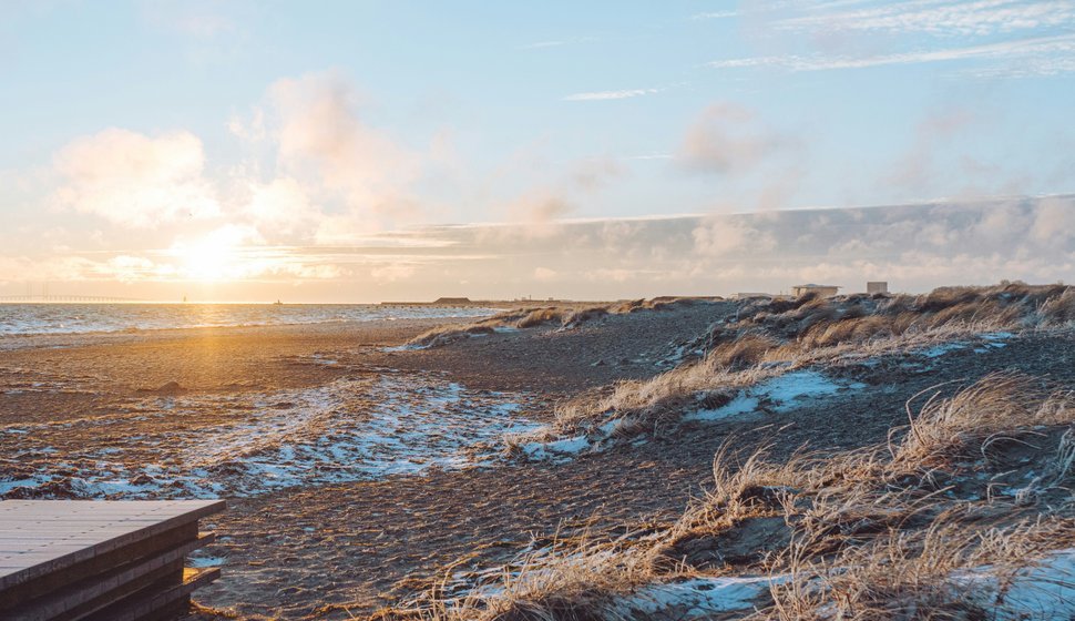 Solnedgang på stranden nær København i januar.