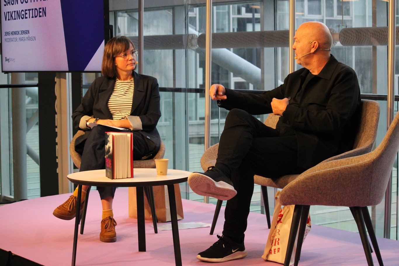 Tv-personlighed Maria Månson og forfatter Jens Henrik Jensen i en talk på Bogforum 2025