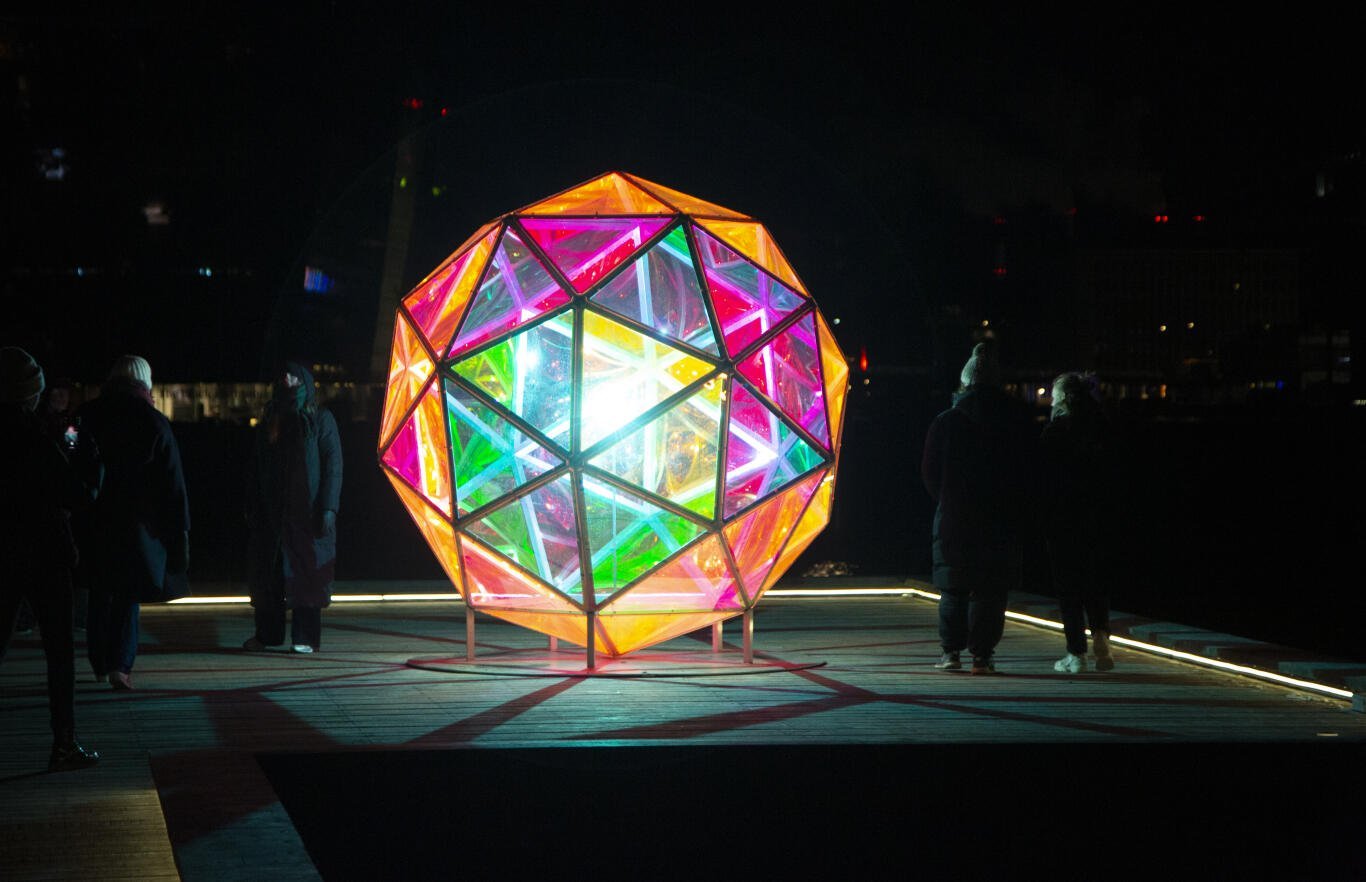 Copenhagen Light Festival 2021 - »DICHROIC SPHERE« af Jakob Kvist