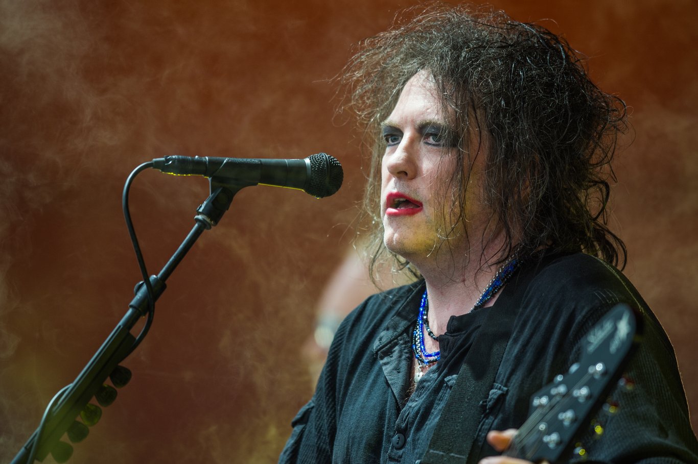 Robert Smith optræder for The Cure på Roskilde Festival 2012.