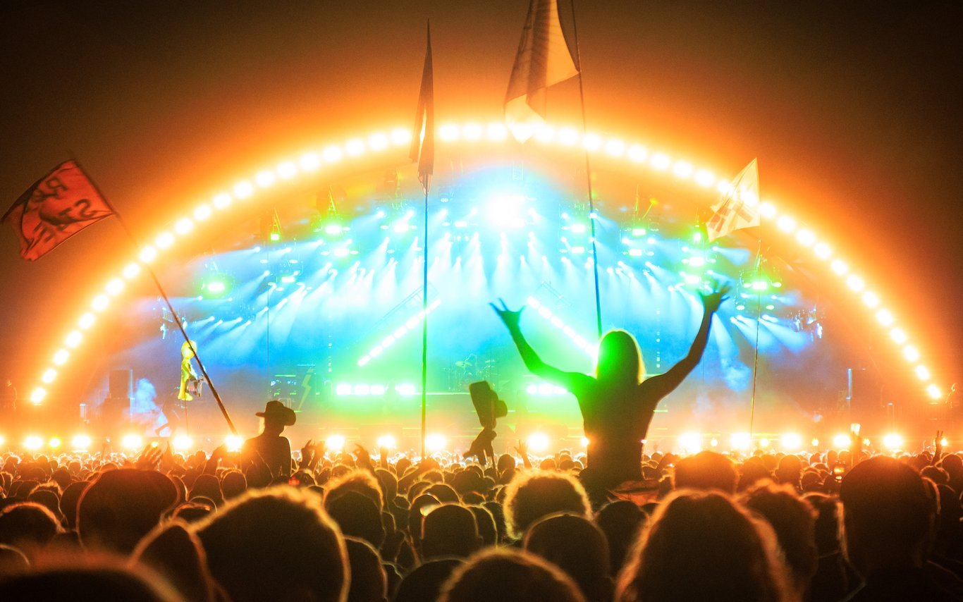 Hovedscenen er oplyst under festivalen i 2022