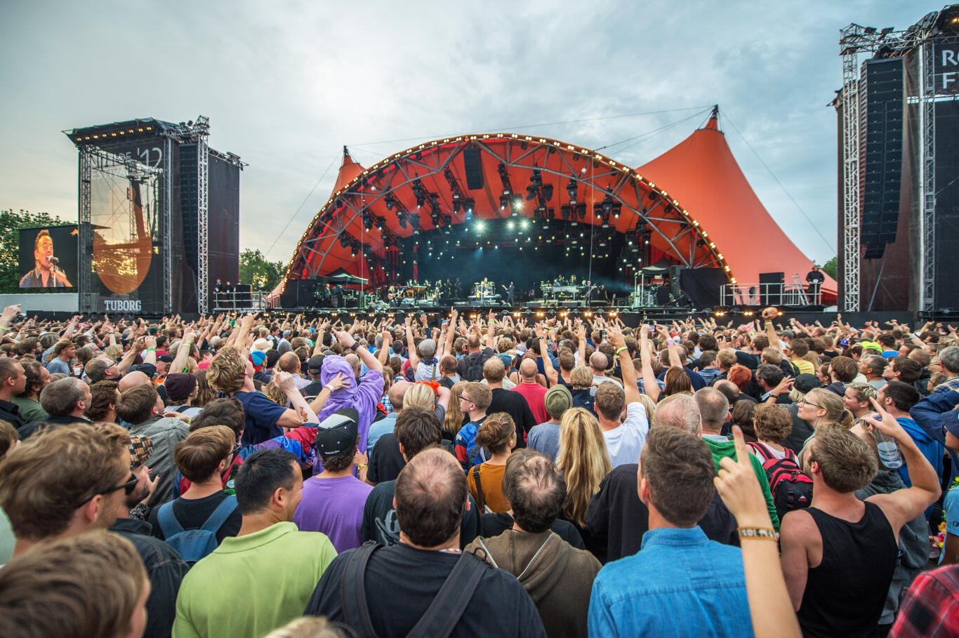 Billedet viser Roskilde Festivals hovedscene, Orange Scene. Bruce Springsteen optræder i baggrunden. Foto af Bill Ebbesen.