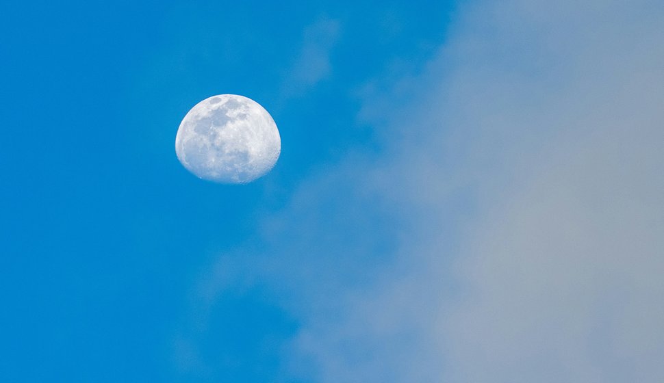 Fuldmåne på en blå himmel